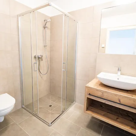 Spacious With Terrace For 8 Guests Apartment